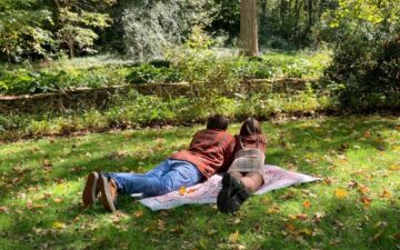 Image of a man and a woman sitting on a picnic blanket having a date 2 - Rendé - conversation starters and date ideas