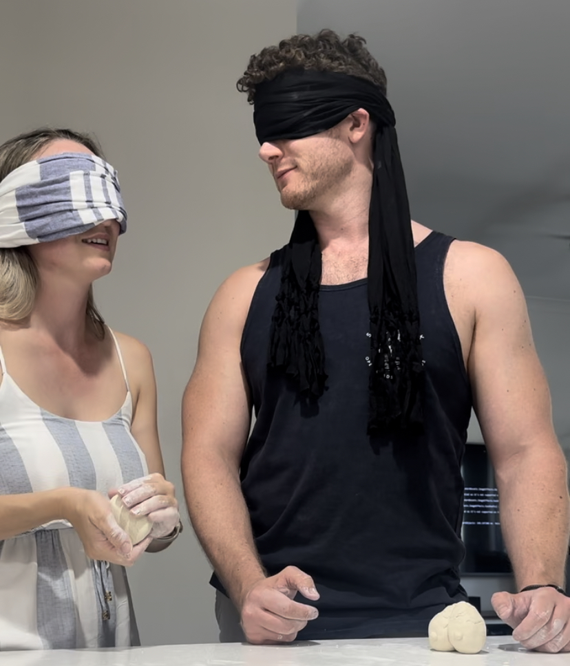 Image of a man and a woman wearing blindfolds playing with Clay Date 2 - Rendé