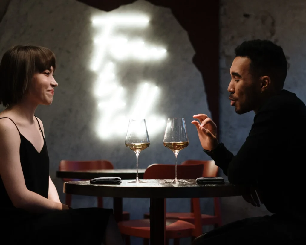 Image of a man and a woman having a conversation over a glass of wine 1 - Rendé