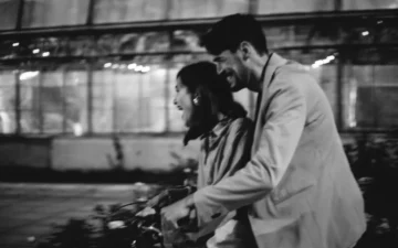 Relationship growth tips blog header image, couple laughing while riding bike together - Rendé