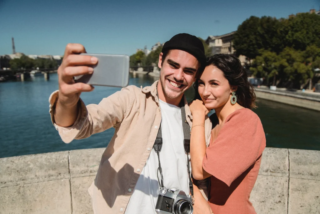 Image of a couple taking a picture of themselves - Rendé