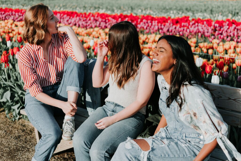 Three girls enjoying each other's company Rendé 